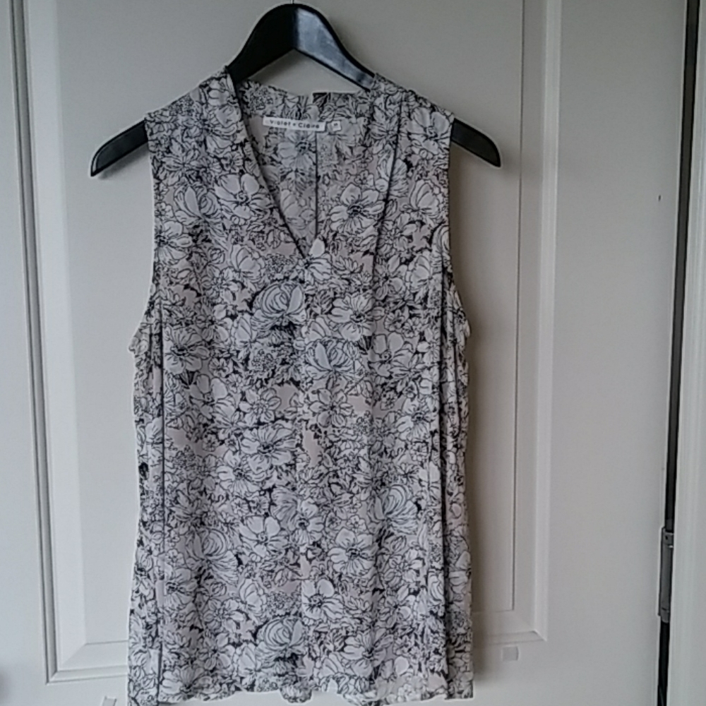 Violet + Claire V-Neck Sleeveless Flower Print Blo